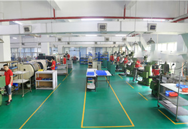 6臺銑床，3臺自動攻牙機,1臺噴砂機 