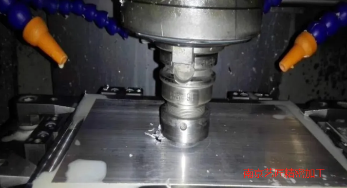 <strong>常州超精密加工刃口:利用化學研磨技術，將玻璃壓縮到一頁紙的厚度。</strong>